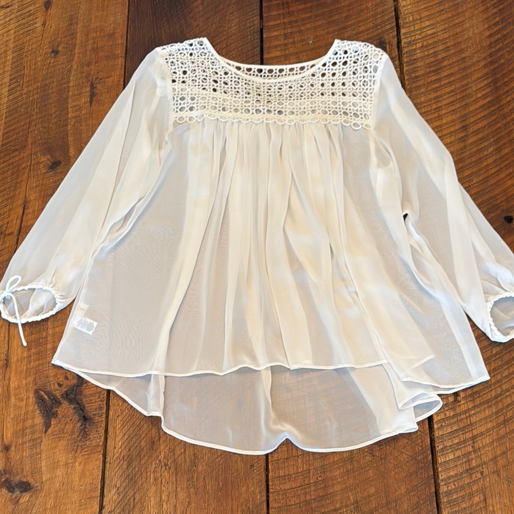Elegant White Lace Blouse. super cute loft small petite blouse